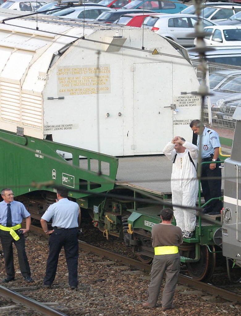 sl-train-nucleaire-bordeaux-arrest.jpg (276505 octets)