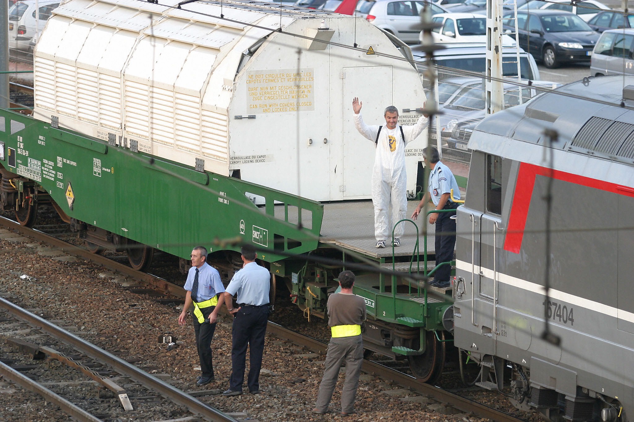 sl-train-nucleaire-bordeaux-arrest2.jpg (650369 octets)